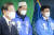 2022년 5월 8일 전일 선거운동 중 괴한에게 둔기 피습을 당한 송영길 더불어민주당 대표(가운데)가 서울 여의도 당사에서 열린 이재명 더불어민주당 대선후보(왼쪽)의 '위기극복, 국민통합 특별 기자회견'에 참석해 있다. 국회사진기자단