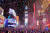 1일(현지시간) 미국 뉴욕 뉴욕 타임스퀘어에서 열린 새해맞이 행사에서 사람들이 0시 이후 날아다니는 색종이 조각을 구경하고 있습니다. 로이터=연합뉴스