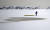 2일(현지시간) 핀란드 헬싱키 남부에서 한 남자가 얼어붙은 바다 위를 걸어가고 있다. AP=연합뉴스
