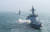 해군의 최신형 호위함 천안함(FFG-Ⅱ, 맨 앞)과 을지문덕함(DDH-Ⅰ, 앞에서 두 번째) 등 함정들이 3일 서해상에서 새해 첫 해상 사격 훈련을 진행하고 있다. 사진 해군 제공