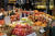 과일 값이 고공행진하고 있다. 3일 기준 사과와 배 소매가격은 1년 전보다 각각 35.4%, 29.9% 올랐다. 사진은 3일 서울의 한 재래시장. [연합뉴스]
