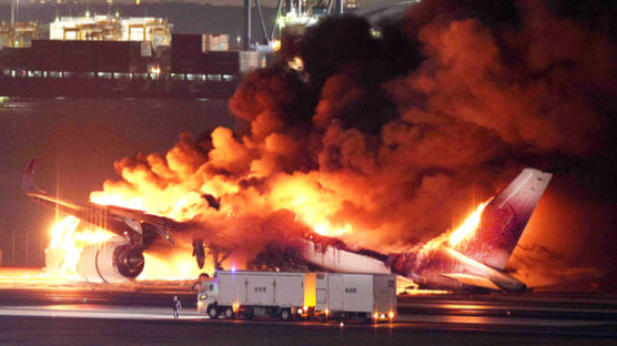 불타는 JAL, 기장이 마지막에 내렸다…379명 탈출까지 18분