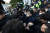 지난 2일 피의자 김씨가 부산 강서경찰서에서 부산경찰청으로 이송되고 있다. [뉴스1]
