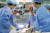 서울아산병원 심장혈관흉부외과 정철현 교수(왼쪽 세 번째)팀이 100번째 좌심실보조장치 삽입술을 시행하고 있다. 사진 서울아산병원