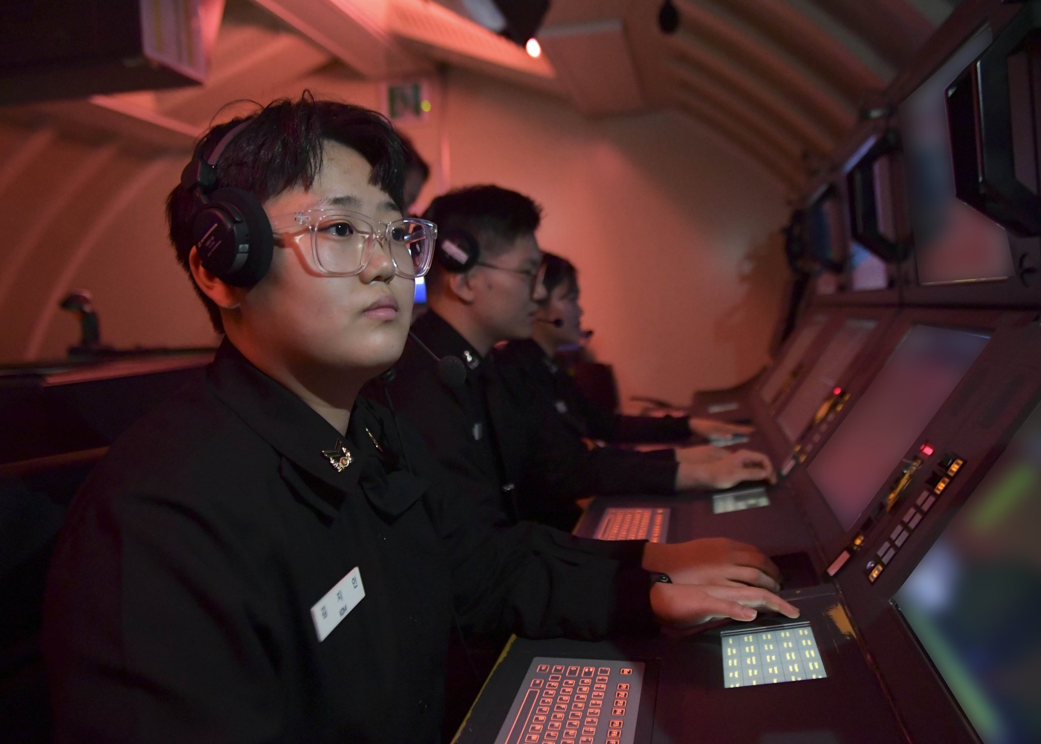 김지인 중사가 지난달 21일 경남 창원시 해군 잠수함사령부 잠수함 전술 훈련장에서 어뢰 발사훈련을 하고 있다. 사진 해군