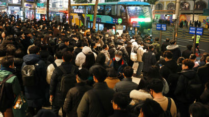 127m 줄 선 버스, 빼곡한 시민들…명동 퇴근길 대란 부른 주범