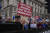 브렉시트 반대 시위자들이 2022년 6월 런던 국회의사당 건너편에서 노래를 부르며 시위하는 모습. [AP=연합뉴스]