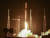 스페이스X의 팰컨9 로켓이 2일(현지시간) 미국 플로리다주 케이프 커내버럴 우주군 기지에서 스웨덴의 오브존 -3 인터넷 광대역 통신위성을 싣고 우주로 날아오르고 있다. AP=연합뉴스