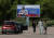 지난해 5월 러시아 레닌그라드주 비보르그에서 주민이 러시아군을 응원하는 현수막 앞을 지나는 모습. 현수막에는 “우리는 당신을 사랑합니다! 우리는 여러분이 자랑스럽습니다! 우리는 당신의 승리를 기다리고 있습니다!”라고 적혀 있다. 로이터=연합뉴스