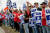 지난해 9월 미국 미시간주 랜싱 델타 지역에 있는 제너럴모터스(GM) 공장 인근에서 전미자동차노조(UAW) 소속 노조원들이 파업 시위를 벌이고 있다. 로이터=연합뉴스