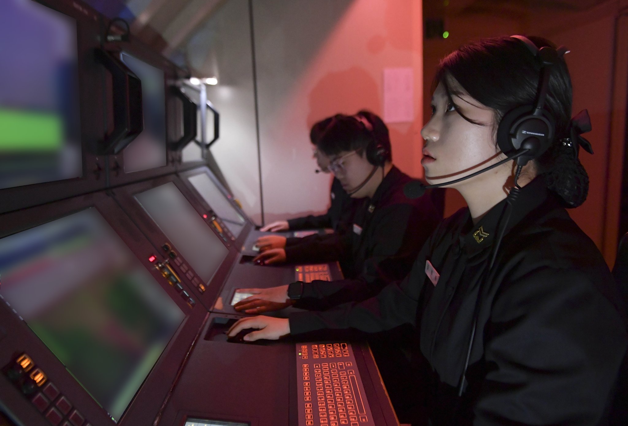 김경훈 중사(오른쪽)가 지난달 21일 경남 창원시 해군 잠수함사령부 잠수함 전술 훈련장에서 어뢰 발사훈련을 하고 있다. 사진 해군