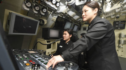 韓 첫 여군 잠수함 승조원 9명 탄생…4남매 모두 해군인 가족도