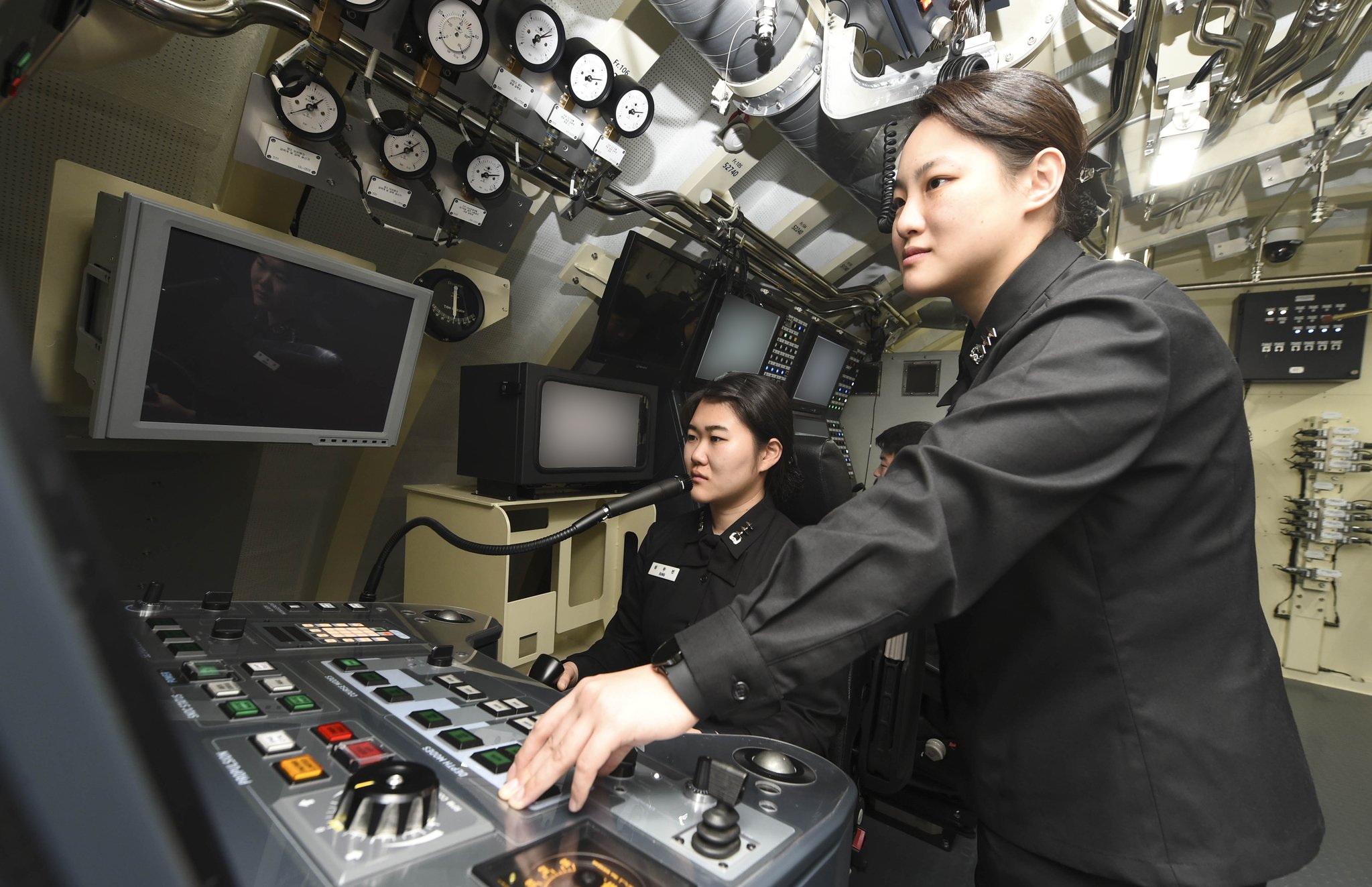 성주빈 대위(왼쪽)와 유효진 대위가 지난달 22일 경남 창원시 해군 잠수함사령부 잠수함 조종훈련장에서 조종훈련을 하고 있다. 사진 해군
