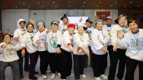 "딸로 태어났쓰! 환장하지~" 요즘 지역축제 점령한 '수상한 8공주'