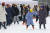4일 오후 서울시청광창을 찾은 관광객들이 스케이트를 즐기고 있다. 장진영 기자