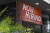 지난 4일 미국 캘리포니아주 로스앤젤레스의 한 식당 체인점 앞에 채용 공고 현수막이 걸려 있다. EPA=연합뉴스