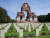 솜 전투 영국군 전사자가 매장된 피프발 묘역. 전투 첫날 영국군에서만 역사상 최대인 2만여 명 가까운 전사자가 나왔고, 넉 달 동안 양측 합쳐 무려 100만여 명의 전사상자가 발생했다. 위키피디아