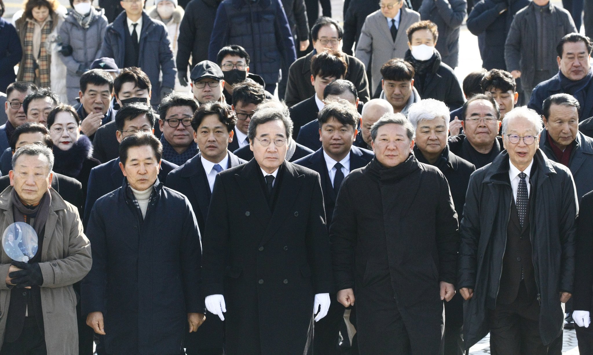 이낙연 전 더불어민주당 대표가 7일 광주 북구 국립5·18민주묘지참배를 위해 지지자들과 걸어오고 있다. 뉴스1