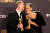 영화 '오펜하이머'로 골든글로브 최다 수상한 크리스토퍼 놀런 감독이 아내이자 제작자 에마 토마스에게 기쁨의 입맞춤을 하고 있다. 로이터=연합