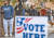 미국 대통령 선거일인 2020년 11월 3일(현지시간) 사우스캐롤라이나주 찰스턴의 한 투표소에서 유권자들이 이른 아침부터 투표하기 위해 줄을 서 있다. AFP=연합뉴스