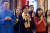 대만 집권 민진당의 총통 후보인 라이칭더(가운데)가 지난달 7일 타이베이의 한 사원을 방문해 지지자들을 위해 기도하고 있다. EPA=연합뉴스