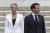 프랑스의 엘리자베트 보른 총리(왼쪽)와 에마뉘엘 마크롱 대통령. AP=연합뉴스 
