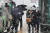 서울 전역에 대설주의보가 내려진 9일 서울 광화문광장 버스정류장에서 시민들이 버스를 타고 내리고 있다. 연합뉴스