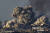 팔레스타인 무장 정파 하마스의 근거지인 가자지구 남부에서 지난해 12월 16일 이스라엘군의 공습으로 폭발이 일어나면서 초대형 먼지 구름이 치솟고 있다. AP=연합뉴스