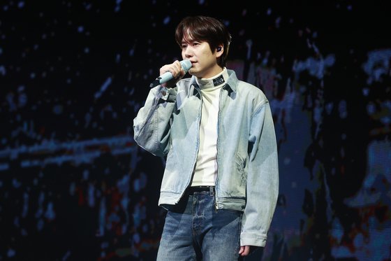 Kyuhyun interpretó la canción principal en la presentación del lanzamiento del álbum celebrada en Blue Square en Yongsan-gu, Seúl, la tarde del día 9.  Noticias ridículas