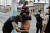 9일(현지시간) 에콰도르 과야킬에서 경찰이 시민을 상대로 몸수색을 하고 있다. 로이터=연합뉴스
