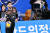 10일 서울 장충체육관에서 열린 우리카드와의 경기에서 서브를 준비하는 OK금융그룹 레오. 사진한국배구연맹