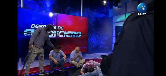 9일(현지시간) 에콰도르 과야킬에 있는 TC텔레비시온 방송국에 총기를 든 괴한들이 난입해 직원들을 위협하고 있다. EPA=연합뉴스
