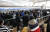 지난달 28일 인천국제공항 출국장이 연말·연시를 해외에서 보내려는 인파로 붐비고 있다. [뉴스1]