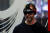 유명 영화 제작자·작가인 데이비드 베니오프가 넷플릭스 전용 XR기기를 착용한 모습. [AP=연합뉴스]