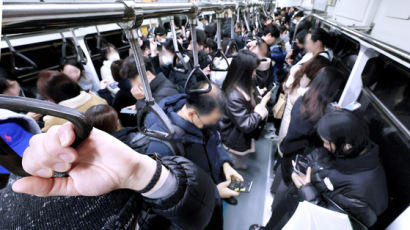 [사진] 의자 없는 지하철, 운행 시작