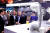 박정원 두산그룹 회장(오른쪽 셋째)과 박지원 부회장(오른쪽 다섯째)이 10일(현지시간) CES 2024가 열리는 라스베이거스 컨벤션센터를 찾아 두산 부스에서 AI 칵테일 로봇을 살펴보고 있다. 사진 두산그룹
