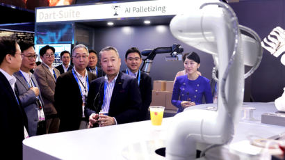 두산 박정원 회장 “AI 기술, IT 기업 전유물 아니다” [CES 2024] 