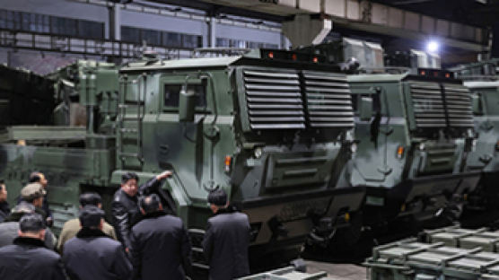 김정은 “한국은 주적” 규정…미사일 군수공장 찾아 전쟁 위협