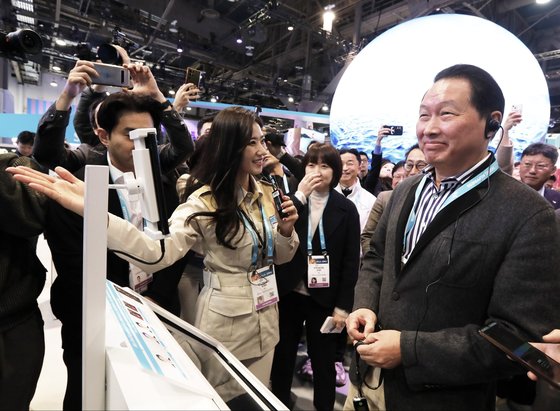 SK Group Chairman Chey Tae-won Unveils ‘AI Fortune Teller’ and Major Management Changes at CES 2024