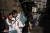 11일 대만 신베이에서 민중당 커원저 후보 지지자들이 줄을 서서 커 후보와의 사진 촬영을 줄을 서서 기다리고 있다. AP=연합뉴스