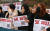 가습기 살균제 피해자 가족들이 11일 항소심 선고공판이 열린 서울고법 앞에서 기자회견을 하고 있다. 이날 SK케미칼과 애경산업 전 대표 등 관계자들에게 유죄가 선고됐다. [뉴시스]