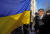 리시 수낙 영국 총리가 12일(현지시간) 우크라이나 키이우에서 볼로디미르 젤렌스키 우크라이나 대통령과 새로운 대규모 군사 지원 패키지를 발표하기에 앞서 시민을 만나고 있다. 로이터=연합뉴스