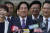 13일 대만 민주진보당(민진당)의 라이칭더(가운데) 주석이 차기 총통에 당선됐다. 이날 오전 투표를 마친 라이 당선인이 기자들의 질문에 대답하고 있다. AP=연합뉴스