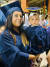 자녀와 함께 졸업식 사진을 찍는 미국 여고생. 사진 페이스북, 트위터 캡처 