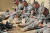 야전에서 MRE를 먹고 있는 미국 육군 장병들. 사진 미 국방부