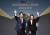 13일 라이칭더(왼쪽) 대만 총통 당선인과 샤오메이친 부총통 당선인이 외신 기자회견을 마친 뒤 사진 촬영을 하고 있다. EPA=연합뉴스