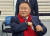 더불어민주당을 탈당해 국민의힘에 입당한 이상민 의원이 10일 오후 대전시 서구 대전시의회에서 기자회견을 마친 뒤 붉은 목도리를 두르고 있다. 연합뉴스