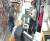 지난달 8일 전북 김제시 한 마트에서 김제시의회 소속 A의원이 여주인 B씨와 대화하던 중 바닥에 놓인 과일 상자를 들어 던지려 하고 있다. 당시 마트 CCTV에 찍힌 화면 캡처. 사진 B씨 