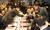 한동훈 국민의힘 비상대책위원장이 15일 오후 서울 여의도 한 식당에서 열린 3선 의원 오찬 모임에서 김도읍 의원과 악수를 나누고 있다. 뉴스1