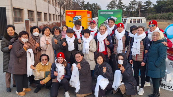 ‘한올 한올 정성 담아 뜨개질한 목도리’…80개국 선수단 1900명에 전달